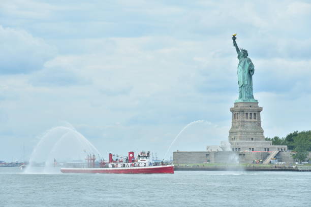 statue de la liberté - new york city panoramic statue of liberty skyline photos et images de collection