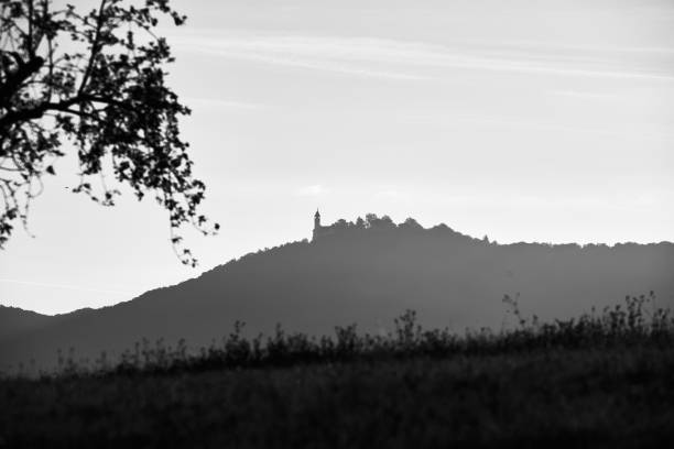 castelo (teck) em uma colina no outono. branco preto. - montanhas suábias - fotografias e filmes do acervo