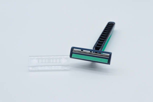 istock green and blue color razor on white background 1408110373