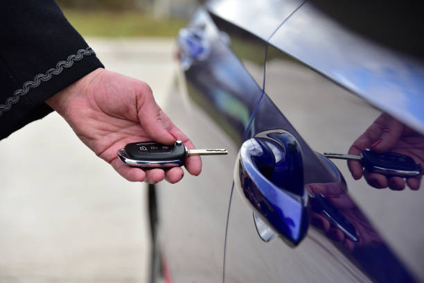 istock Unlock the car with a pop-up key 1408114137