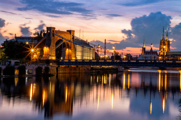 vista nocturna del puente grunwald en wroclaw en polonia - odra river fotografías e imágenes de stock