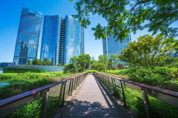 istock Early morning Financial City 1408121782