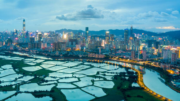 luftaufnahme der dämmerung von fischfarmen in der nähe einer metropole - hong kong cityscape flowing water built structure stock-fotos und bilder