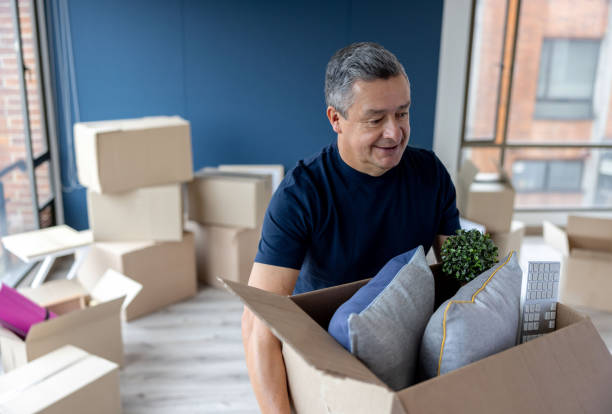 istock Professional mover carrying a box with items 1408152440