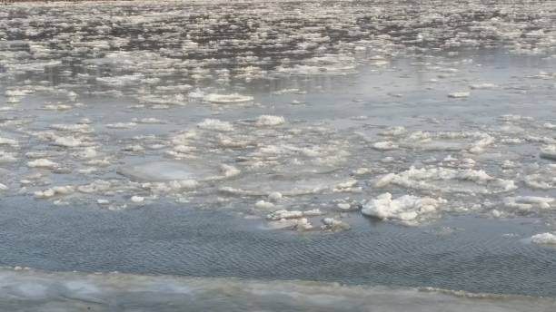 istock Ice on the Missouri 1408152643