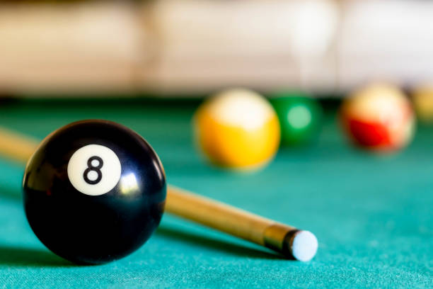 billiard eight ball on green tapestry - pool game imagens e fotografias de stock
