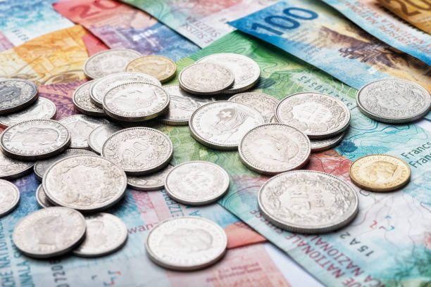 schweizer frankenmünzen auf banknoten währung chf schweiz - swiss currency swiss francs currency swiss coin stock-fotos und bilder