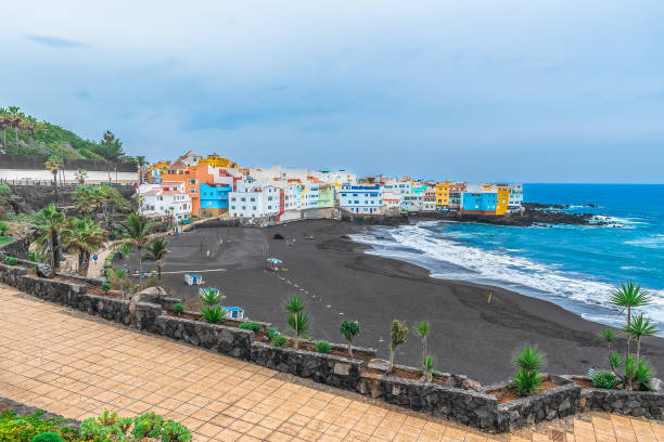 blick vom jardines de playa chica park auf den playa grande strand in puerto de la cruz, spanien - playa grande puerto del carmen stock-fotos und bilder