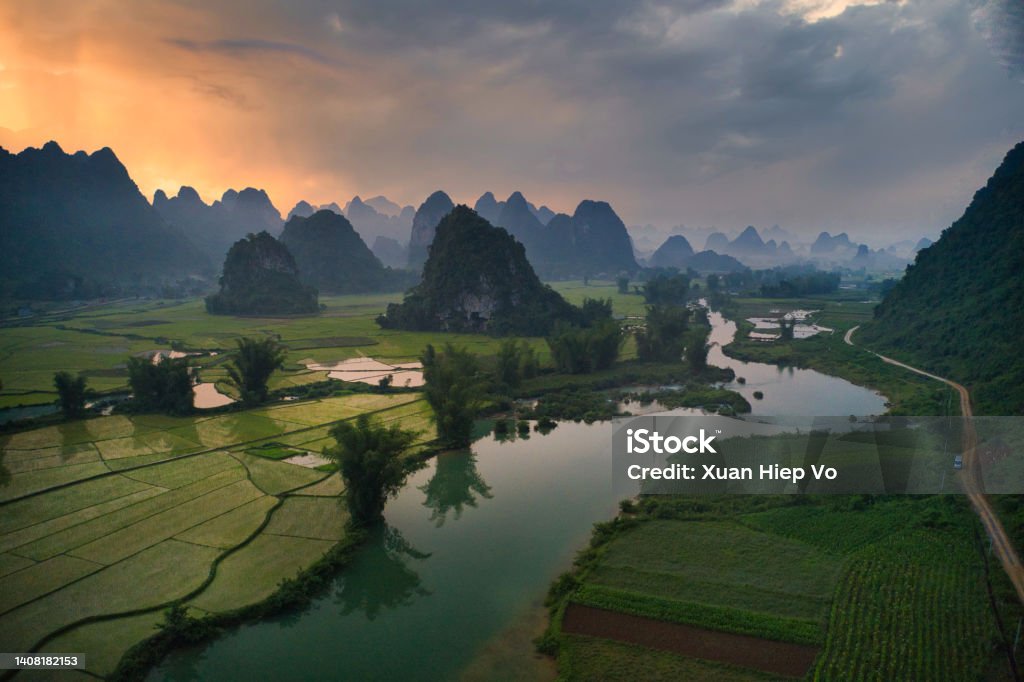 Ngoc Con valley, Cao Bang province Ngoc Con valley belongs to Trung Khanh district, Cao Bang province (where Po Peo border gate is adjacent to China). Ngoc Con is where the Quai Son River (originating from China) flows into the territory of Vietnam. Cao Bằng Province Stock Photo
