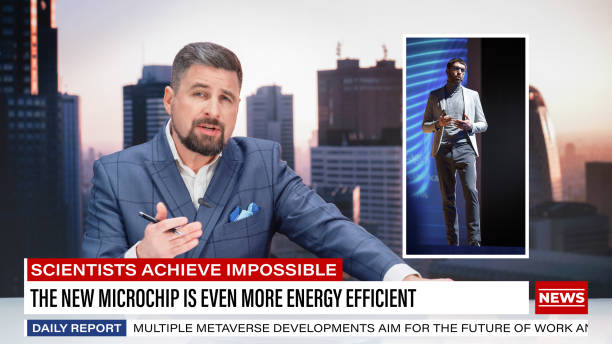 Split Screen TV News Live Report: Anchorman Talks. Reportage Montage: Male Newscaster Reviews Tech Presentation With CEO Announcing New Microchip. Television Program On Cable Channel Concept. informe en vivo de noticias de tv de pantalla dividida: anchorman talks. montaje de reportaje: el presentador de noticias masculino revisa la presentación técnica con el ceo anunciando el nuevo microchip. programa de televisión en concepto de canal de c