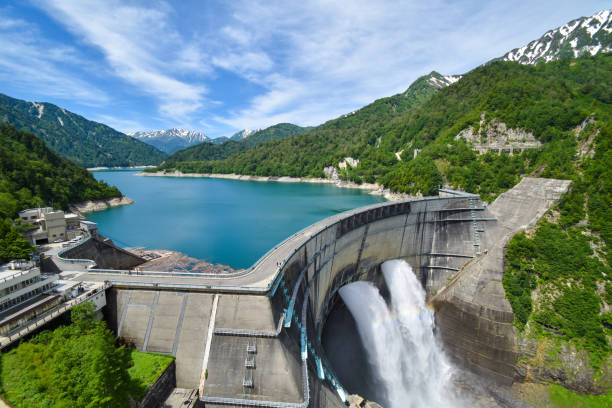 descarga de agua de la presa de kurobe - cañón de agua fotografías e imágenes de stock