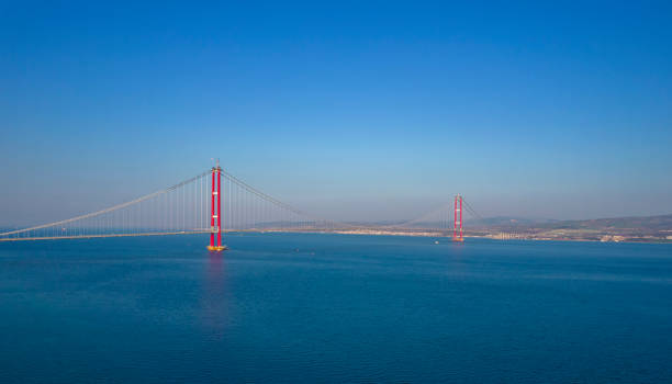 vista aérea da ponte canakkale de 1915 em canakkale, turquia. a ponte de suspensão mais longa do mundo foi inaugurada na turquia. turco: canakkale koprusu, 1915. a ponte conecta o lapseki ao gelibolu. - dardanelles - fotografias e filmes do acervo