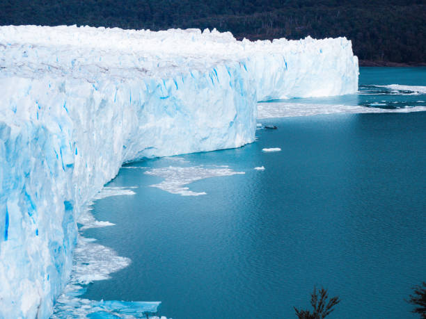 vista del glaciar perito moreno en un día nublado - patagonia el calafate horizontal argentina fotografías e imágenes de stock
