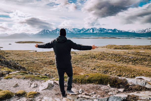 un hombre admirando el paisaje patagónico cerca de tierra del fuego - puentes isla - turismo argentina fotografías e imágenes de stock