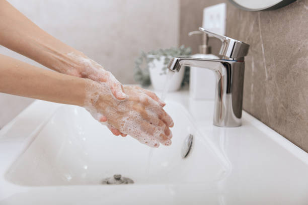 lavarsi le mani sotto il rubinetto dell'acqua che scorre. concetto di igiene dettaglio della mano. lavarsi le mani strofinando con sapone per la prevenzione del virus corona, l'igiene per fermare la diffusione del virus corona nel bagno pubblico o nel bagn - lavarsi le mani foto e immagini stock