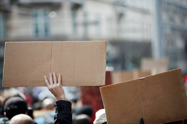 protestujący trzymający plakaty i znaki na ulicach. - opposition party zdjęcia i obrazy z banku zdjęć