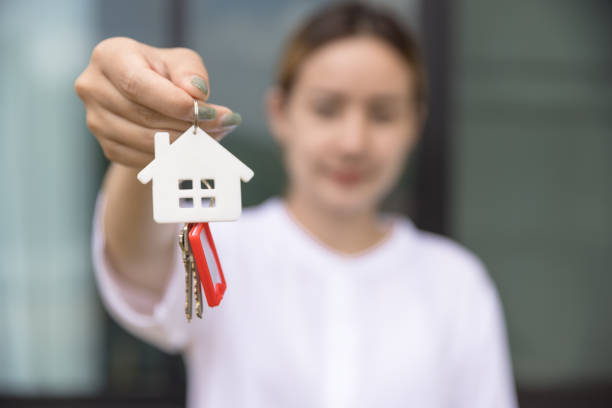 chiave della casa in mano, chiave di casa femminile, agente immobiliare. - tasto pgsù foto e immagini stock