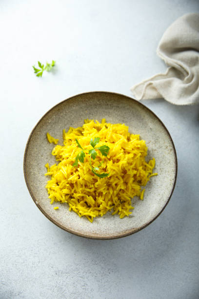 curcuma riso - brown rice cooked rice steamed foto e immagini stock