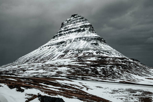 sehr schöner berg snæfellsnes halbinsel nordisland - snaefellsnes stock-fotos und bilder