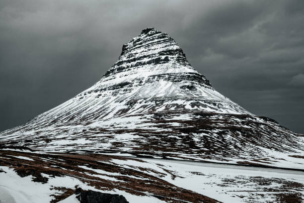 muy hermosa montaña snæfellsnes península norte de islandia - snaefellsnes fotografías e imágenes de stock