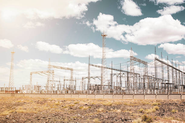 grande sottostazione elettrica nel deserto contro il cielo blu - stazione sussidiaria elettrica foto e immagini stock