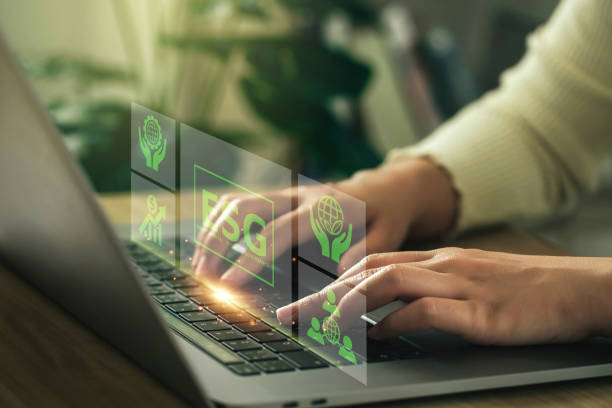 ESG environment social governance investment business concept. Women use a computer to analyze ESG, surrounded by ESG icons .close to the computer screen in business investment strategy concept. entorno esg concepto de negocio de inversión en gobernanza social. las mujeres usan una computadora para analizar esg, rodeadas de íconos de esg .cerca de la pantalla de la computadora en el concepto de estrategia de inversión empresarial.