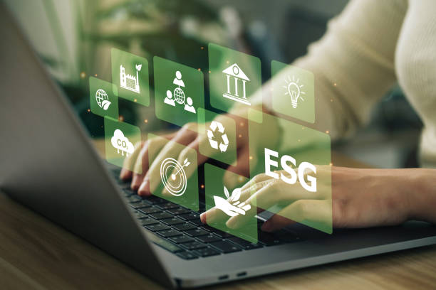 ESG environment social governance investment business concept. Women use a computer to analyze ESG, surrounded by ESG icons .close to the computer screen in business investment strategy concept. entorno esg concepto de negocio de inversión en gobernanza social. las mujeres usan una computadora para analizar esg, rodeadas de íconos de esg .cerca de la pantalla de la computadora en el concepto de estrategia de inversión empresarial.