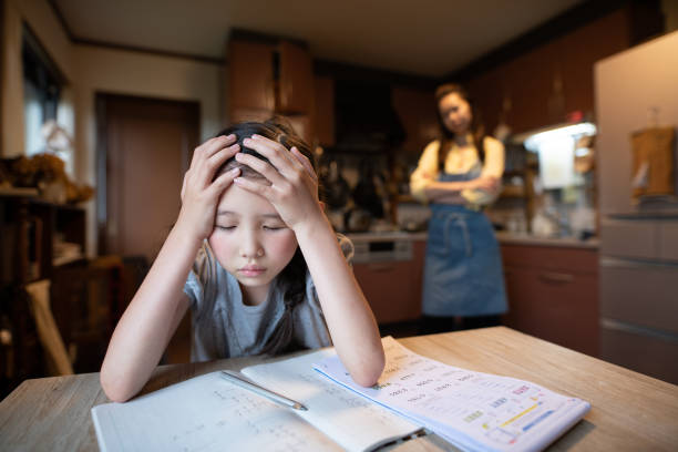 hija rebelde y madre atribulada - homework fotografías e imágenes de stock