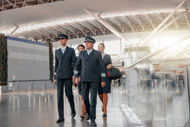 제복을 입은 조종사와 스튜어디스가 공항 터미널을 걷고 있습니다. - cabin crew 뉴스 사진 이미지