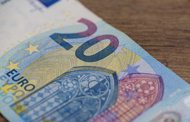 20 euro ( banknote ) standing on the wooden table 20 euro ( banknote ) standing on the wooden table para birimi stock pictures, royalty-free photos & images