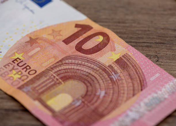10 euro ( banknote ) standing on the wooden table 10 euro ( banknote ) standing on the wooden table para birimi stock pictures, royalty-free photos & images