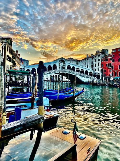 most rialto (ponte di rialto) i kolorowe zacumowane łodzie, tuż przed świtem na wielkim kanale - wenecja, włochy. - regatta zdjęcia i obrazy z banku zdjęć