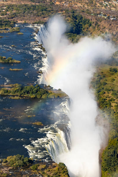 vue en hélicoptère des cascades victoria en afrique - victoria falls waterfall zimbabwe zambia photos et images de collection