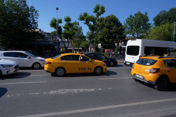 táxi, passageiros que não conseguem encontrar um táxi amarelo no trânsito de istambul, táxis vazios, transporte público de istambul, tráfego em istambul. - accident taxi driving tourist - fotografias e filmes do acervo