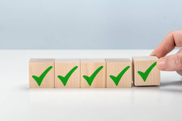 Checklist concept, check mark on wooden blocks with copy space. Hand holding wooden blocks with check marks. Checklist concept Check mark on wooden blocks. Questionary, checklist, to do list, planning concepto de lista de verificación, marca de verificación en bloques de madera con espacio de copia. bloques de madera sostenidos a mano con marcas de verificación. concepto de cuestionario, lista de verificación, lista de tareas pendientes, planificaci