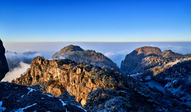 горный пейзаж хуаншань утром - huangshan mountains стоковые фото и изображения