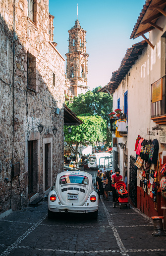 Taxco, Jalisco, Mexico-12 Januar, 2022: A narrow street leading to the Santa Prisca church