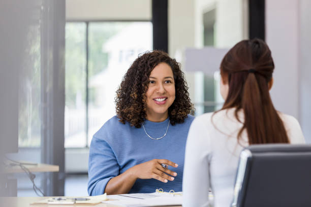 compañeras de trabajo se reúnen para discutir el proyecto - interview meeting business women fotografías e imágenes de stock