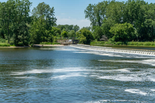 vista de wilkes dam e grand river, brantford, canadá - ontario spring bicycle city life - fotografias e filmes do acervo