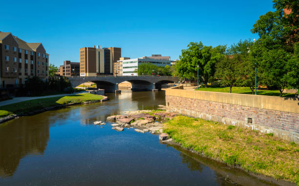 paysage riverain de sioux falls sur big sioux river dans le dakota du sud - big sioux river photos et images de collection