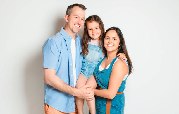 famiglia con sua figlia ragazza su sfondo bianco studio - family portrait foto e immagini stock