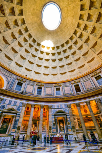 uma visão impressionante dentro da igreja panteão no coração histórico da roma antiga - ancient rome pantheon rome church dome - fotografias e filmes do acervo