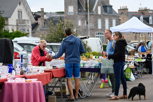 mercato delle pulci sul boulevard de la mer a erquy - french riviera market vendor market stall food foto e immagini stock