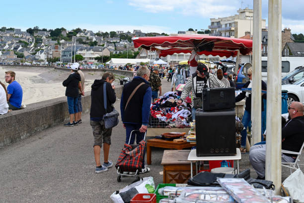 mercato delle pulci sul boulevard de la mer a erquy - french riviera market vendor market stall food foto e immagini stock