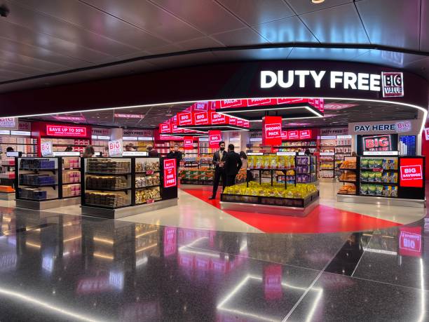 boutique hors taxes à l’aéroport hamad - duty free photos et images de collection