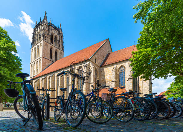 bicycle city münster - bicicletas frente a la überwasserkirche - munster fotografías e imágenes de stock