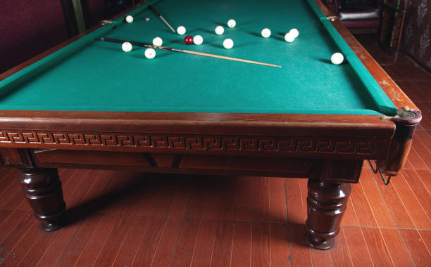 interno della sala biliardo. tavolo verde per gioco - 13417 foto e immagini stock