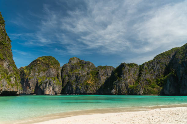 praia tropical, baía de maya, ilhas phi phi, tailândia. - maya bay - fotografias e filmes do acervo