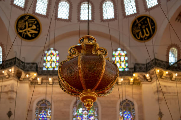 lustre de la mosquée suleymaniye - istanbul surrounding wall suleymanie mosque turkey photos et images de collection