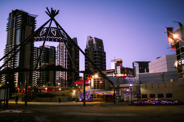 tipi (tipi) en el stampede grounds en calgary - scotiabank saddledome fotografías e imágenes de stock